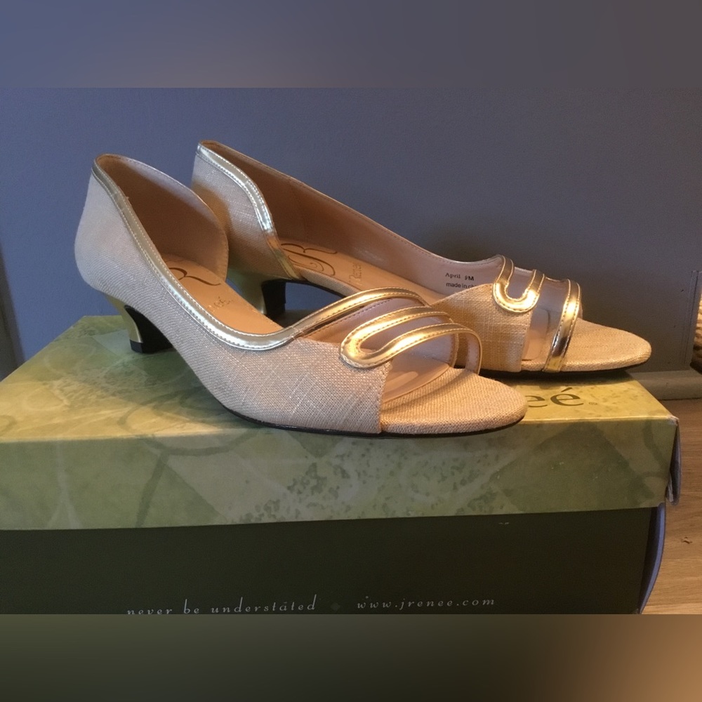 J.Reneé size 9M beige peep toe shoe